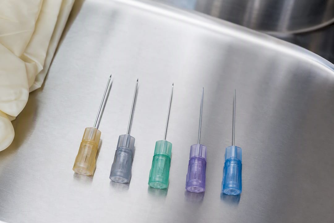Close-up of pen needles with different gauges